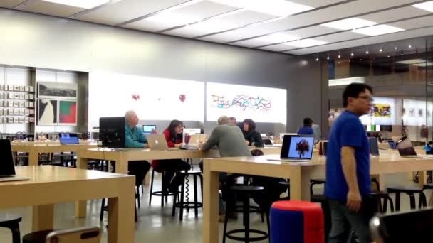 Moción de los clientes y asistentes de tienda en la tienda Apple en Coquitlam BC España . — Vídeo de stock