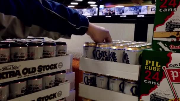 Shoppare köper vin inne i Bc spritbutiker — Stockvideo