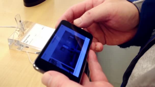 Homem enviando vídeo e digitando mensagem de texto para amigo dentro da loja da Apple em Coquitlam BC Brasil . — Vídeo de Stock