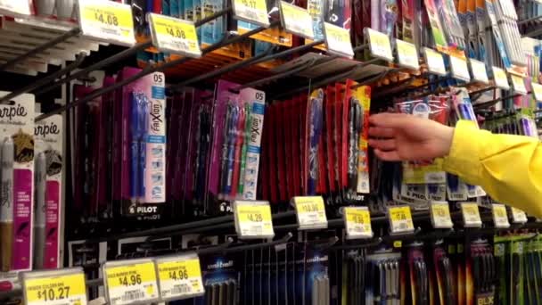Kobieta wybierając długopisy wewnątrz Walmart przechowywania w Burnaby Bc Kanada. — Wideo stockowe