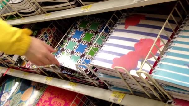 Vrouw kiezen notebook binnen Walmart opslaan in Burnaby Bc Canada. — Stockvideo