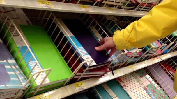 Kobieta wybierając notebooka wewnątrz Walmart przechowywania w Burnaby Bc Kanada. — Wideo stockowe
