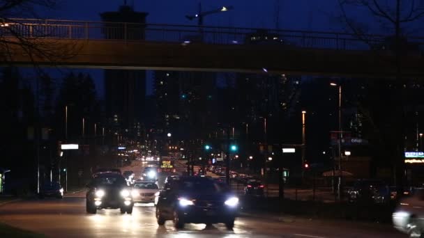 Tráfego automóvel ocupado à noite — Vídeo de Stock