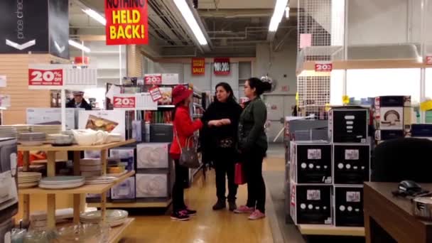 人在里面 Homesense 购物商店关闭销售. — 图库视频影像