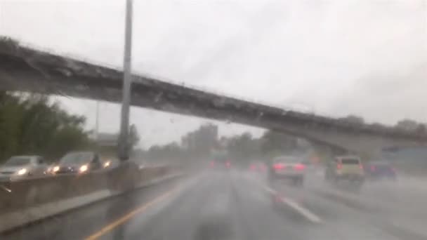 Οδήγηση σε βρέχει ημέρα — Αρχείο Βίντεο