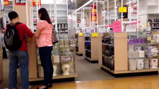 Pessoas que fazem compras dentro de casa loja outfitters para fechar venda . — Vídeo de Stock