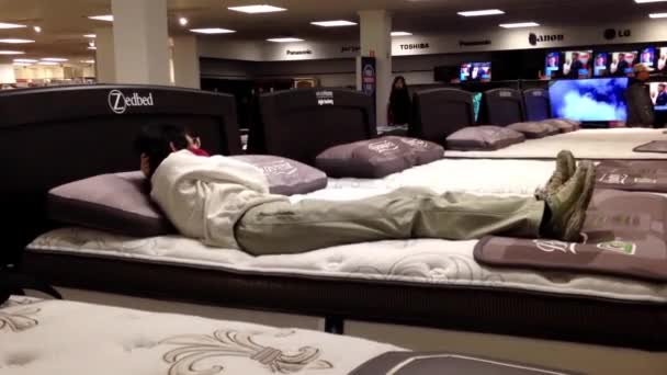 Klant winkelen matras in Sears winkel in Burnaby Bc Canada. — Stockvideo