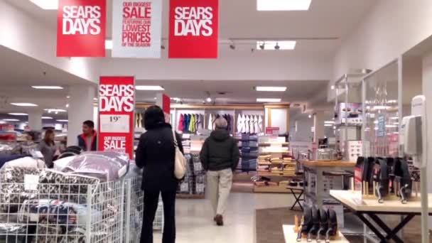 Люди ходят по магазинам в магазине Sears в Бернаби, Канада — стоковое видео