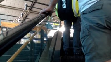 bir tarafı yvr havaalanındaki yürüyen merdiven.