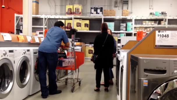 Mensen winkelen grote toestel binnen Homedepot — Stockvideo