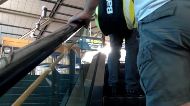 Bir tarafı yvr havaalanındaki yürüyen merdiven. — Stok video