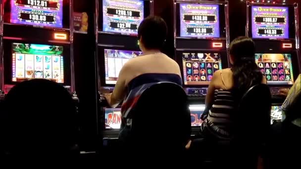Un lado de la gente jugando a la máquina tragaperras dentro de Hard Rock Casino en Coquitlam BC Canada — Vídeos de Stock
