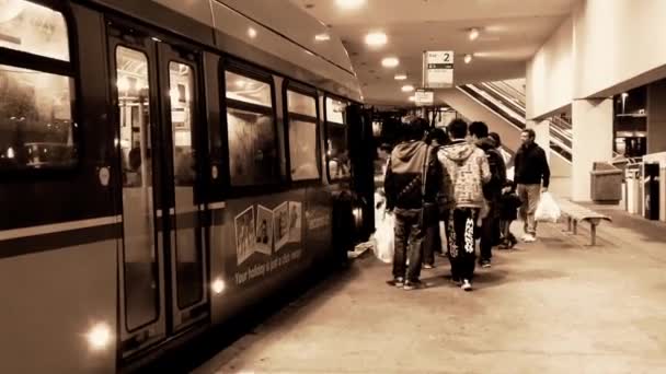 Menschen stehen am Busbahnhof Schlange für wartenden Bus, Film mit Kinoobjektiv — Stockvideo