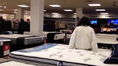 Yatak Burnaby Bc Kanada Sears mağaza içinde alışveriş müşteri.