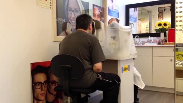 Людина оптик тестування чоловічих очей зір — стокове відео