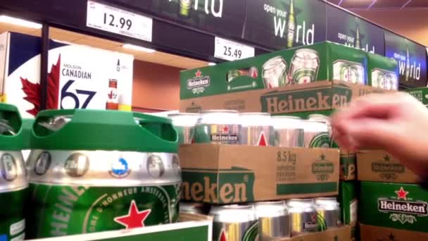 Kupujący zakup Heineken piwo wewnątrz Bc alkohol sklep — Wideo stockowe