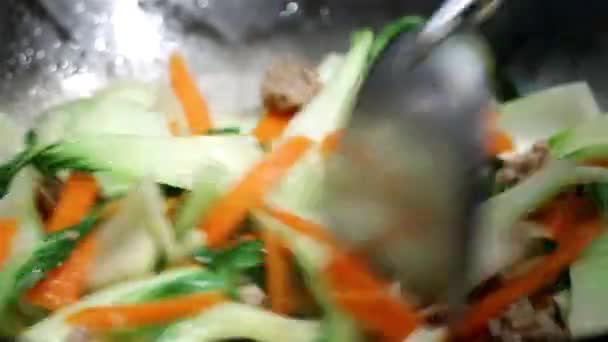 Close up van een vrouw koken groenten. — Wideo stockowe