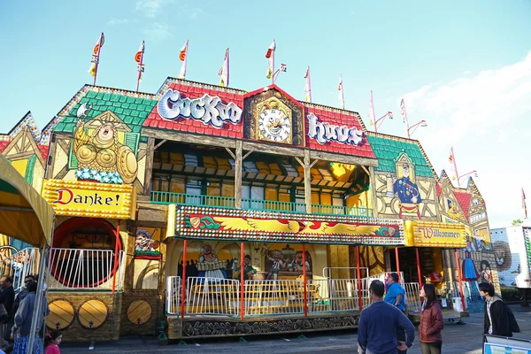 Människor att ha roligt på västkusten Amusements Carnival — Stockfoto