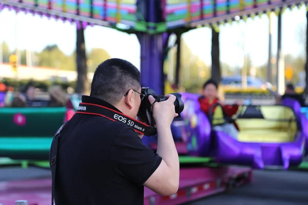 Människor att ha roligt på västkusten Amusements Carnival — Stockfoto