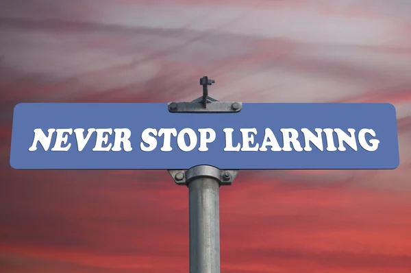 Never stop learning road sign — Stock Photo, Image