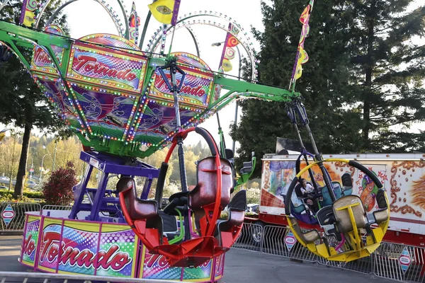 Människor att ha roligt på västkusten Amusements Carnival — Stockfoto