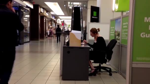 Hombre preguntando al personal de recepción de H & R dentro del centro comercial — Vídeo de stock