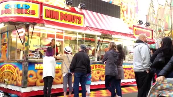 西海岸のアミューズメント カーニバルで食品を購入するために並ぶ人 — ストック動画