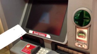 Adam el CIBC bankada çek yatırmak bir banka kartı takma