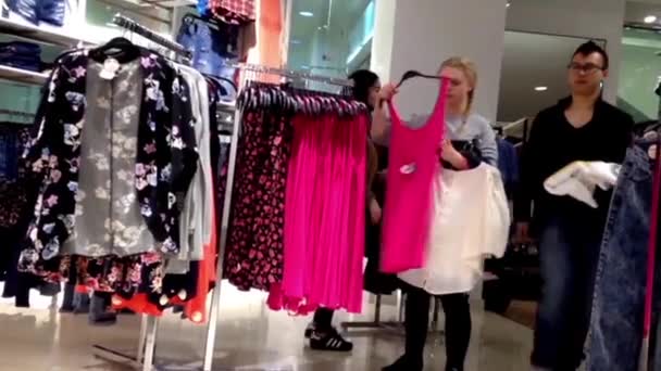 Shopper inside Forever 21 store  to buying clothes in Burnaby BC Canada. — Stock Video