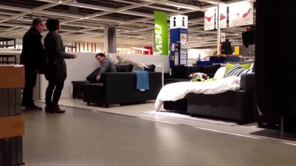 Kunden shopping bäddsoffa inuti Ikea lagra — Stockvideo