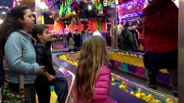 Gyermekek kapott jutalmak fogására sárga kacsa float játék a nyugati part szórakozási karnevál — Stock videók
