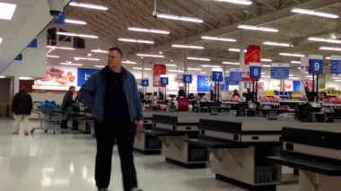 bir tarafı sayaç superstore içine atın
