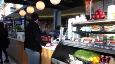 İçecek ve atıştırmalıklar Jugo suyu, lougheed şehir merkezi içinde satın alma için insanlar hat