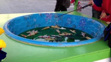 Renkli balık float West Coast eğlenceleri karnavalında su oyunda yakalamak