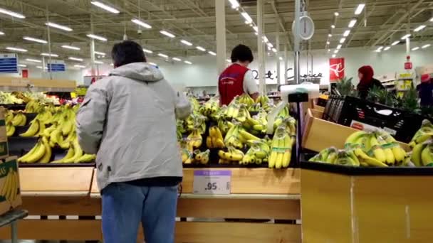 Manusia memilih pisang di toko kelontong menghasilkan departemen . — Stok Video