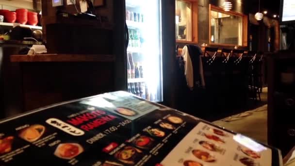 Pessoas que pedem comida no restaurante japonês — Vídeo de Stock
