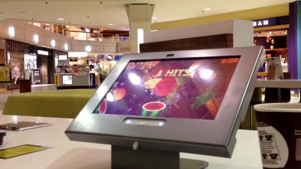 Nő játszik játék és Mcdonald kávézni belül shopping mall — Stock videók