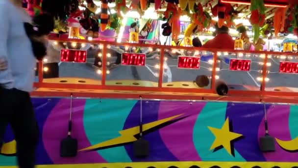 Mensen plezier op de West Coast Amusements carnaval — Stockvideo