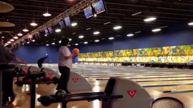 insanlar play bowling oyun salonu