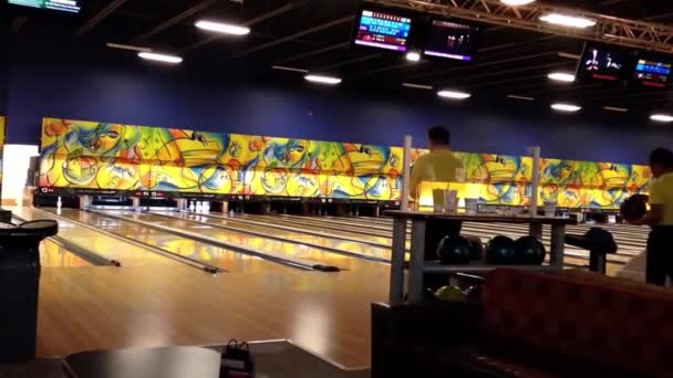 La gente juega bolos en la sala de juegos — Vídeo de stock