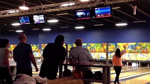 Mensen spelen bowling in de spelen hall — Stockvideo