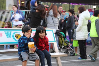 Pop Mısır yeme çocukları kapatın