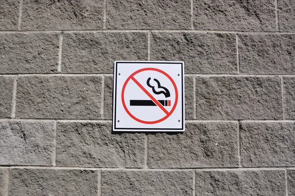 Вывеска на стене о запрете курения — стоковое фото