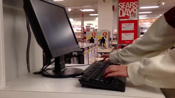 Close up femme recherche produit intérieur magasin Sears site — Video