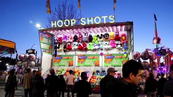 Basketbal spel voor winnende dierlijke pop schieten op de West Coast Amusements carnaval — Stockvideo