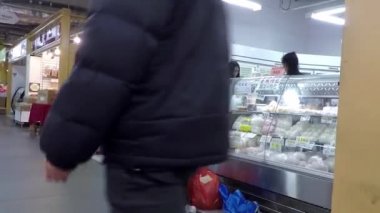 İnsanlar hat Çince ekmek mağaza alışveriş merkezi içinde ekmek satın alma için.