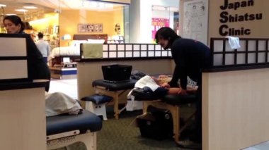 Burnaby Bc Kanada'da alışveriş merkezi içinde masaj yaptırdığım adam.