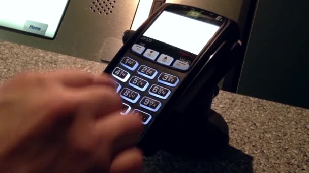 Человек, нажимающий пароль для депозитной монеты в TD Bank — стоковое видео