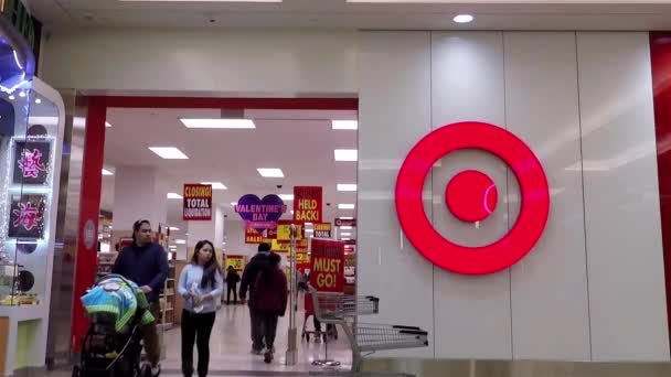 Persone che fanno shopping all'interno del negozio Target per la chiusura della vendita . — Video Stock
