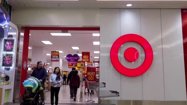 Personnes faisant du shopping à l'intérieur magasin cible pour la vente de clôture . — Video